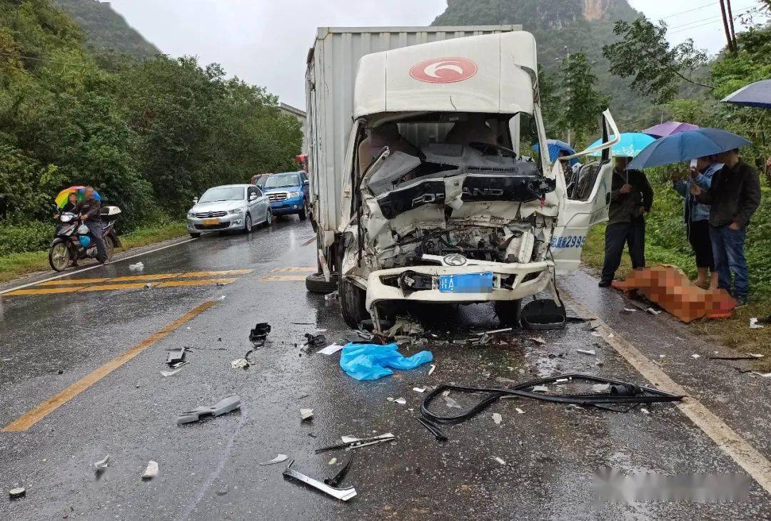 大新连续发生多起雨天事故,车主们行车请注意安全