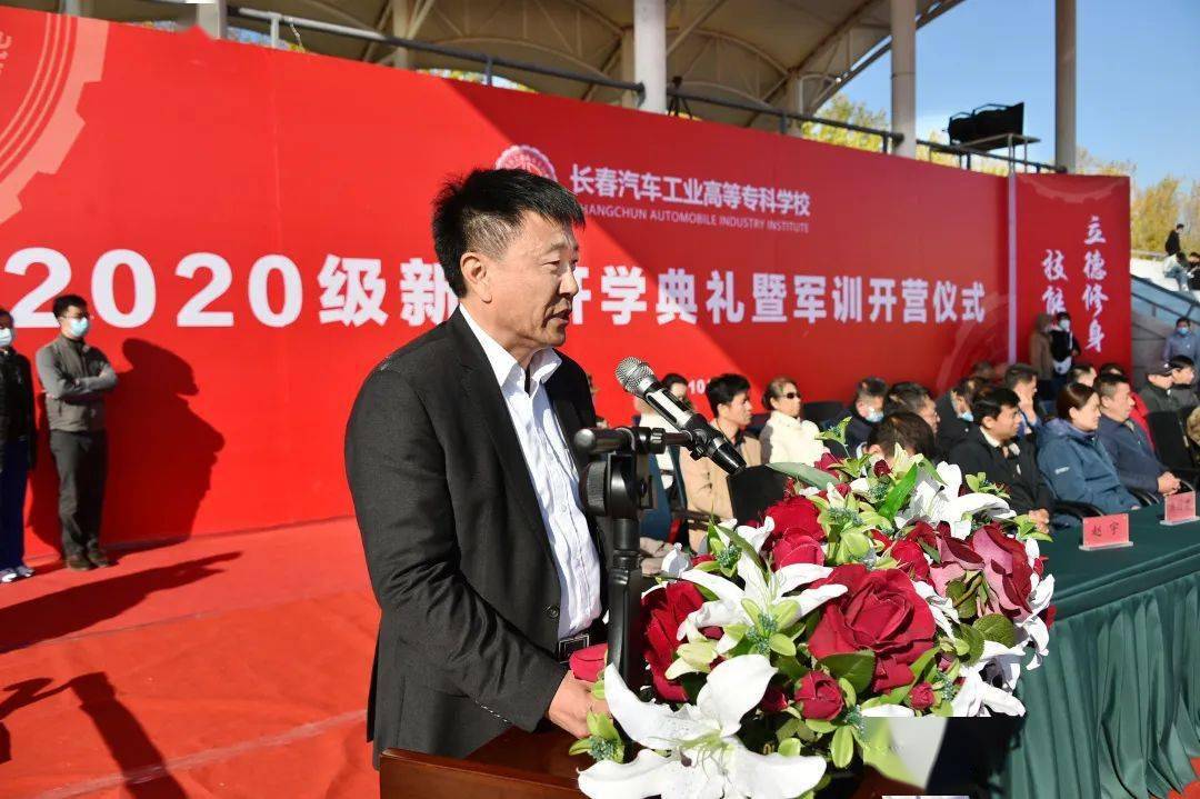 同时向多年来为我校军训工作做出突出贡献的65370部队承训官兵表示