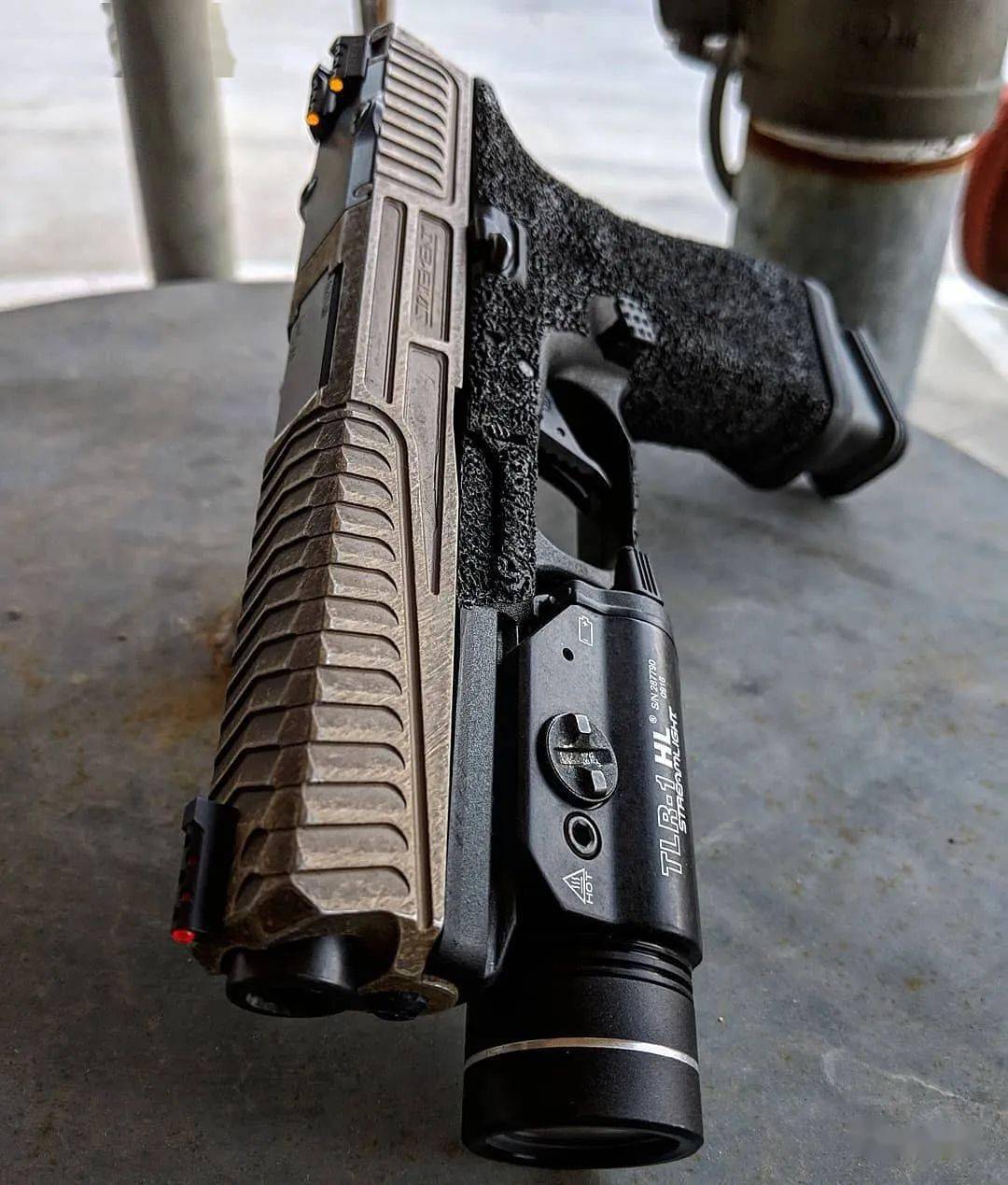 极致美学使用statement防御公司滑套拼装的格洛克手枪美图