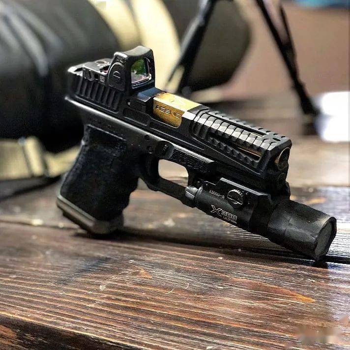 极致美学使用statement防御公司滑套拼装的格洛克手枪美图