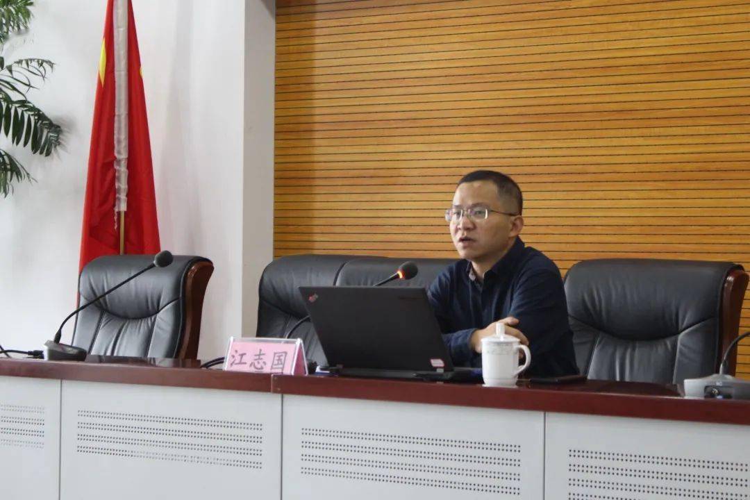 (图)江志国做专题授课下午,方兴社区党委书记沈先财做《发展社区教育