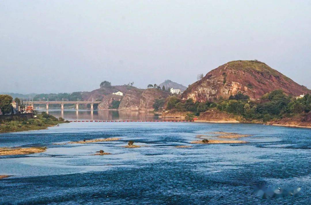 在橋上看遠處的信江大橋,浮橋和九獅山.