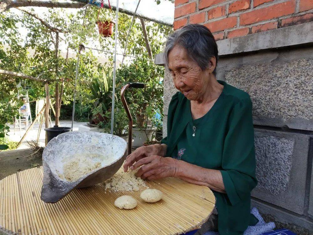 这一天大连一学校吃糠咽菜体验课开课了