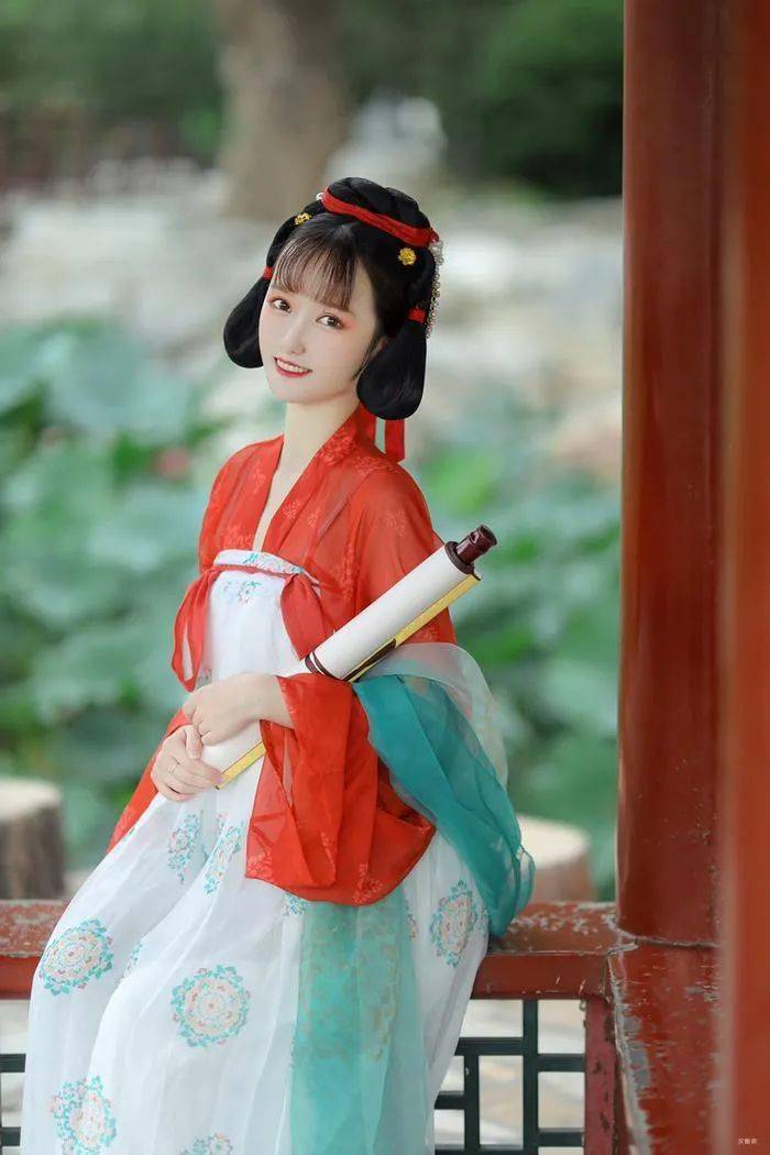 汉服仕女 | 绿塘摇滟接星津,轧轧兰桡入白苹