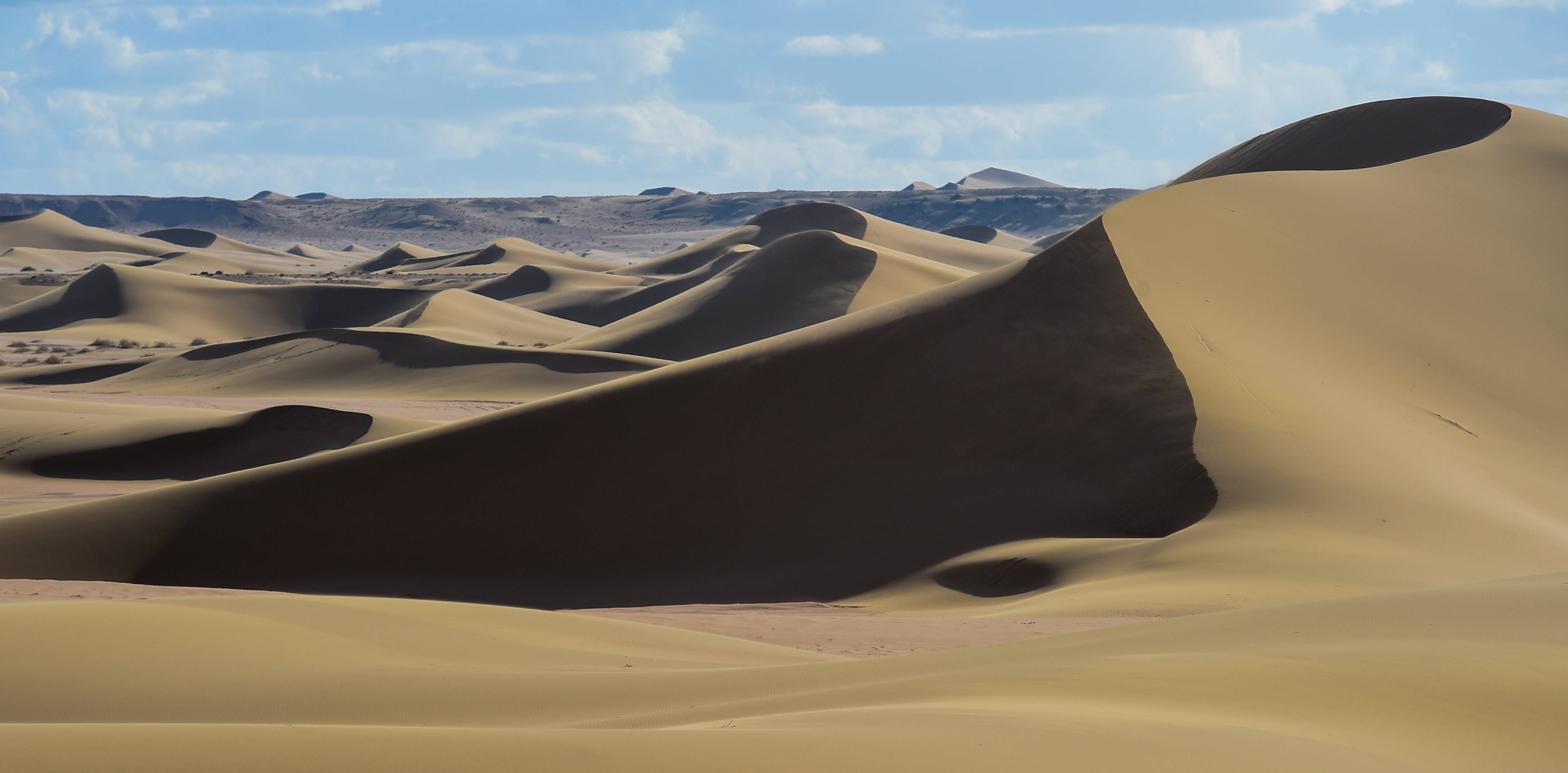 巴丹吉林沙漠位于内蒙古阿拉善高原中心,高大的沙丘在秋日的映衬下