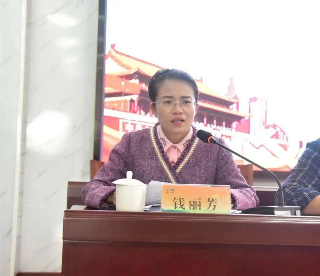 组织委员钱丽芳给全体乡村干部进行换届相关业务培训.