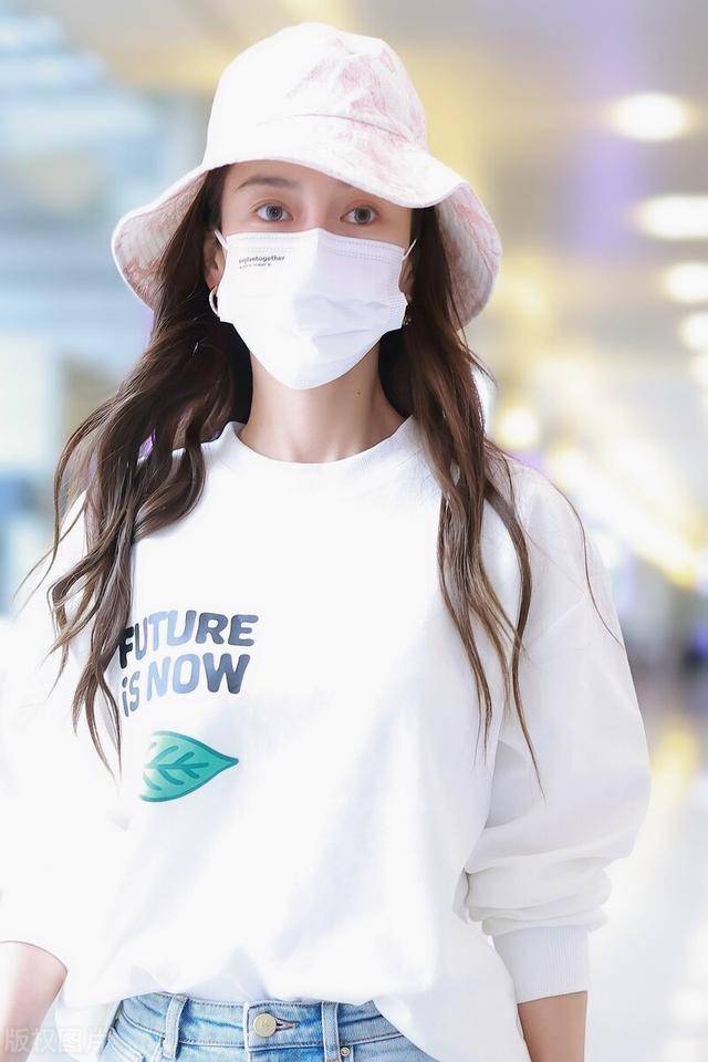 杨颖穿白t搭配牛仔裤现身机场,头戴粉色渔夫帽甜美少女风