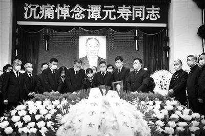 谭门第七代传人谭正岩手捧爷爷谭元寿遗像 崔峻 摄