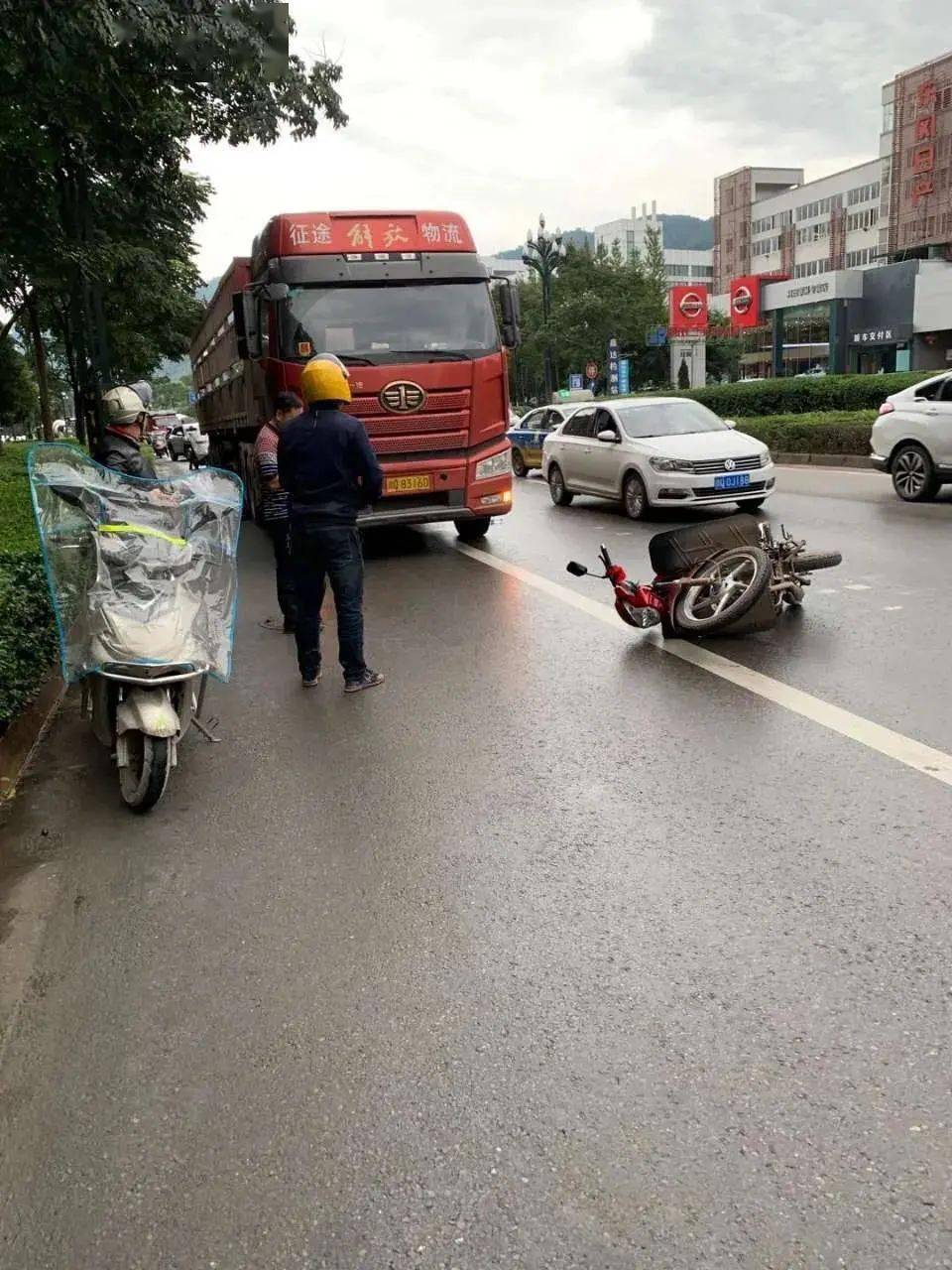 宜宾七星路发生一起车祸,1人被压在车轮下,地面有血._手机搜狐网