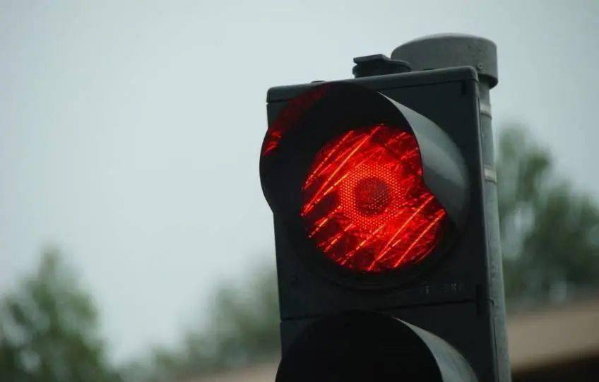 【生活科普】红灯亮起,车子"骑在"停车线上,到底算不算闯红灯?