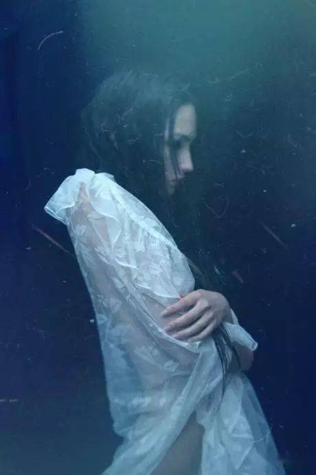 心情不好就少听悲伤的歌,饿了就自己找吃的,怕黑就开灯,想要的就自己