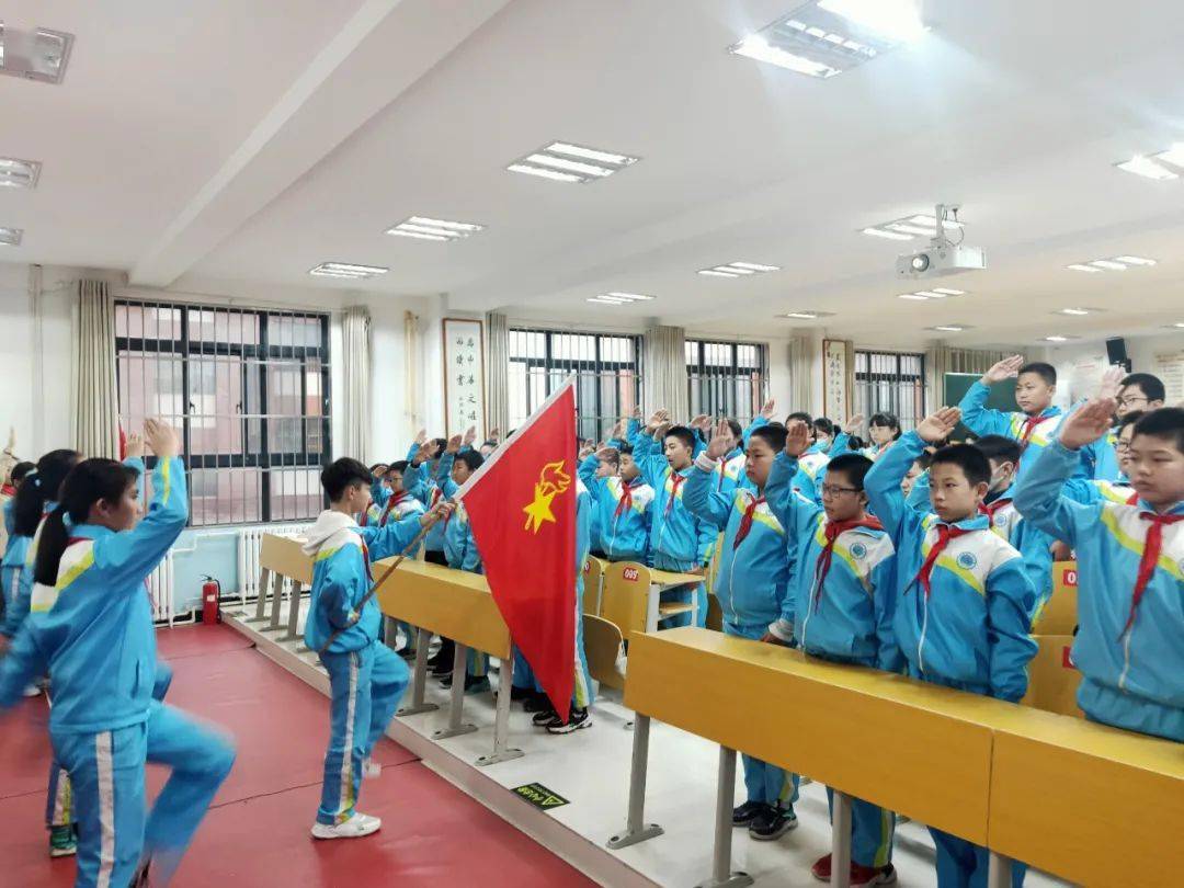 从小学先锋长大做先锋文林学校手拉手大手拉小手少先队建队日主题活动