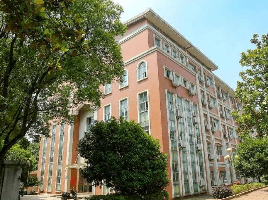 环境雅致走进校园"湖南师范大学树达学院"几个大字映入眼帘的是到达校