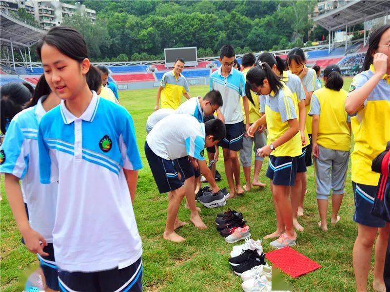 赛场下看素质比文明显水平市二中运动会文明礼仪掠影