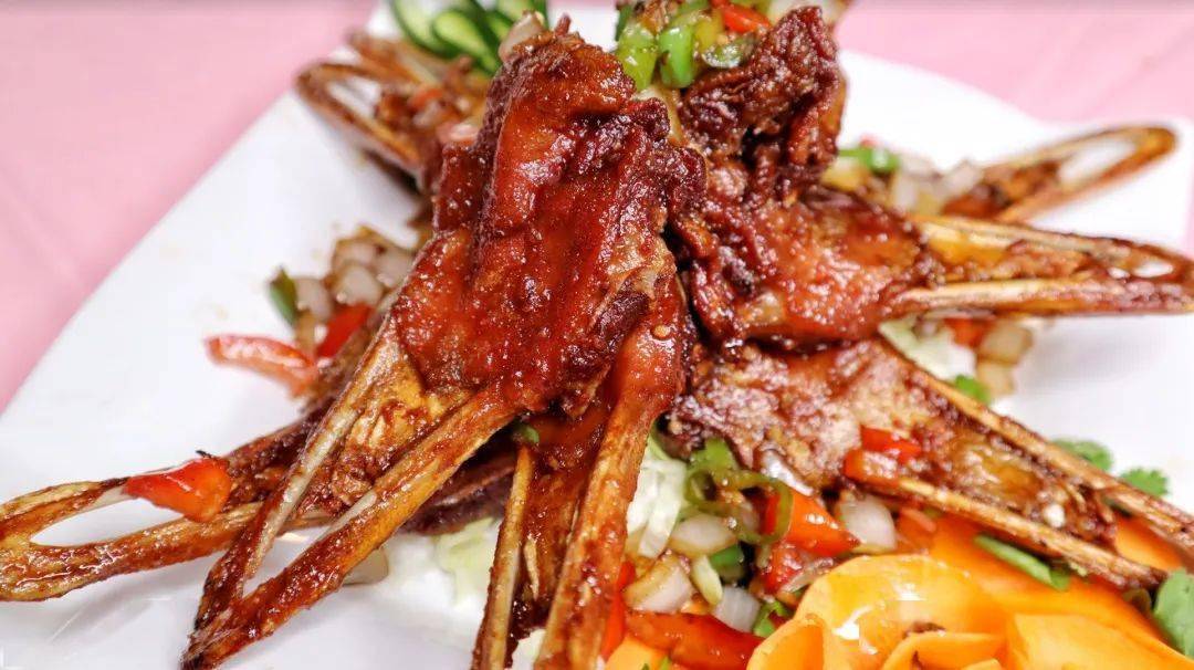 兄弟海鲜的鸭下巴要用秘制香料先腌3小时,再把混着浓稠酱汁的鸭下巴下