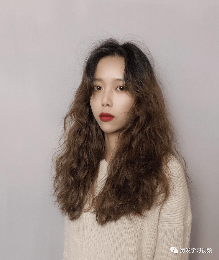 初秋最流行烫发"烫全头"