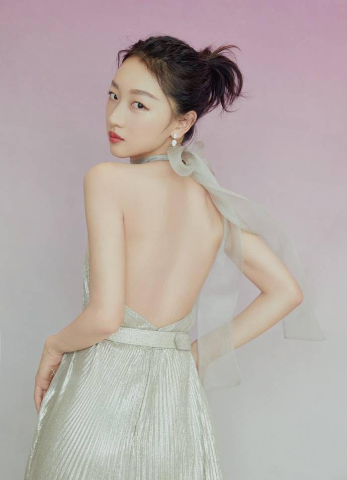 周冬雨穿银色露背长裙大秀肩颈曲线眼神冷艳气场十足