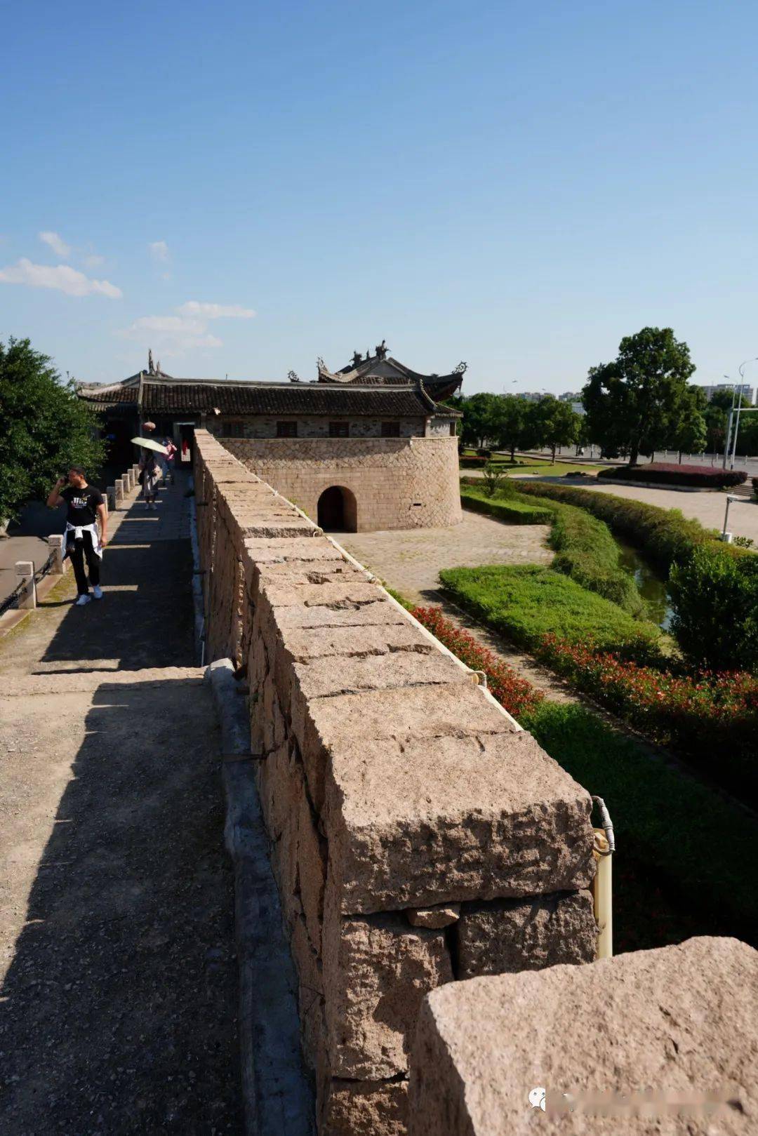 趁着天气晴朗,我们爬上古城墙,一览堡内风光,又逛