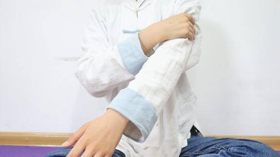 1个动作3分钟专管甲状腺问题每天捏手臂结节囊肿悄悄消