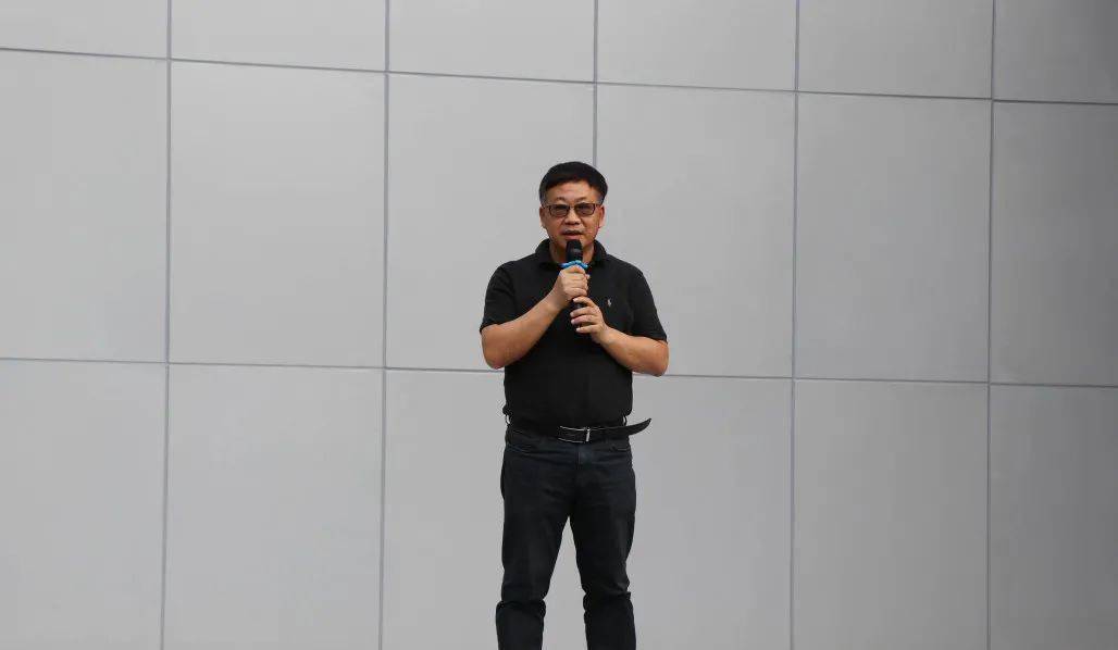 华东师大二附中普陀校区执行校长刘招川,数学高级教师,历任二附中年级