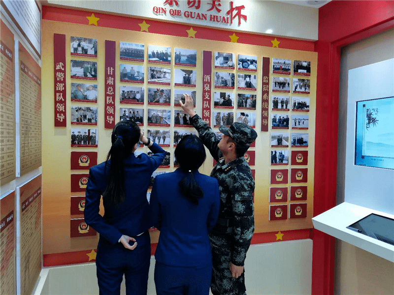 我馆工作人员参观荣誉室通过此次进军营活动是博物馆开展文化拥军的