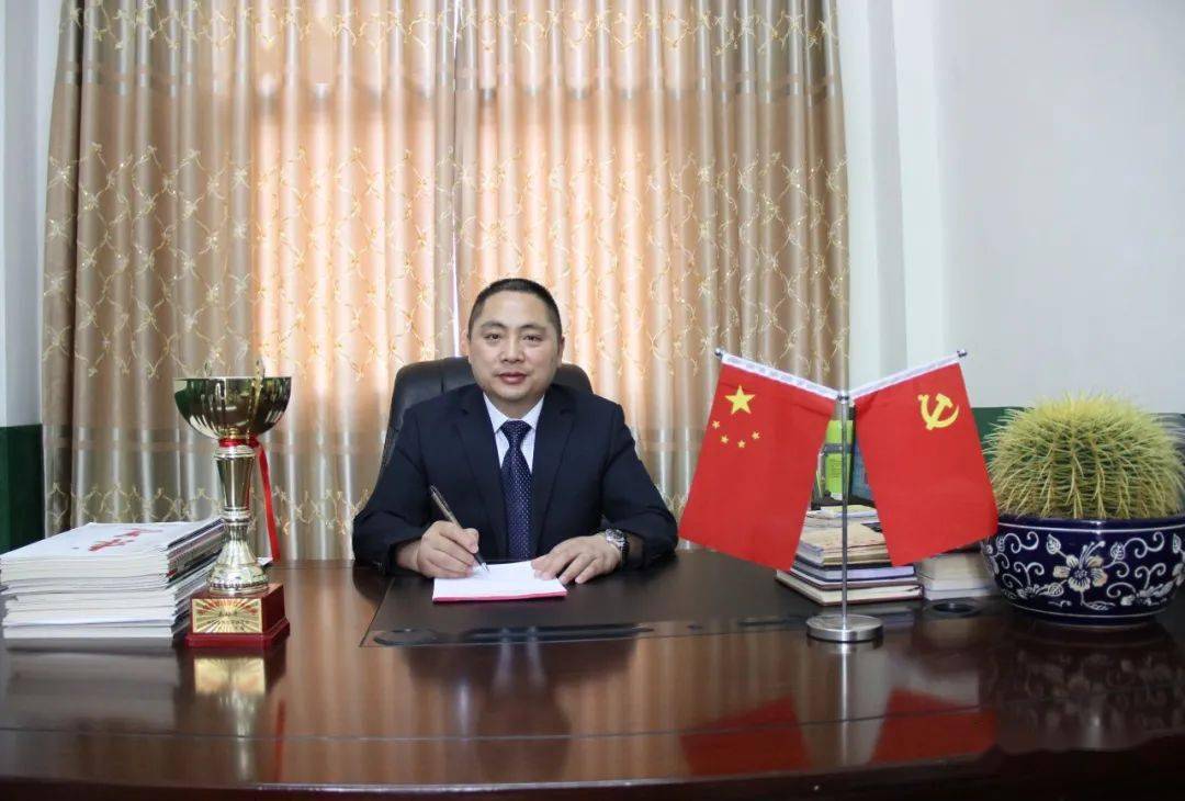 教育面对面吴晓平做崇文尚礼教师育知书达礼学生