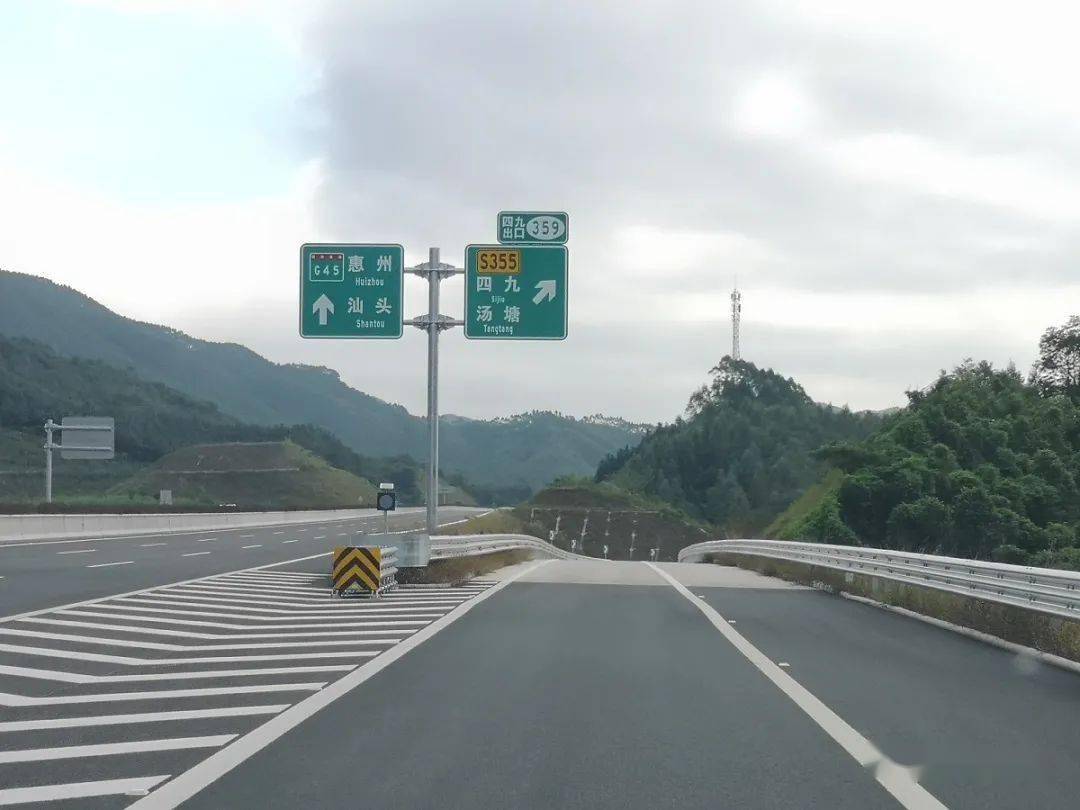 出了隧道一分多钟后就到达汤塘服务区了通过过1.