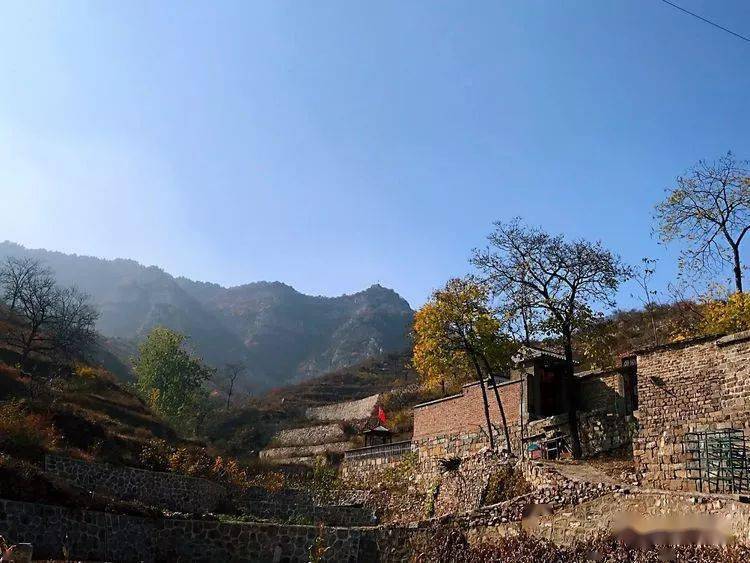 走进深山里的室外桃园 不为人知的美丽小山村~~白土岭 白土岭村位于