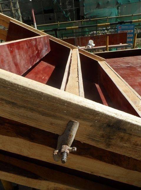 【一般工序】施工准备→定做双层踏步吊模模板→安装踏步吊模→吊模