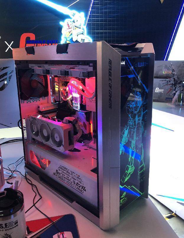 在此次发布会现场展出的华硕高达全家桶中,rog strix helios太阳神