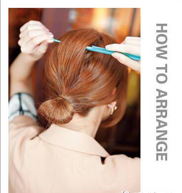 扎发步骤:step1:用手指将头发束拢.step2:将前额的头发拉扯蓬松.