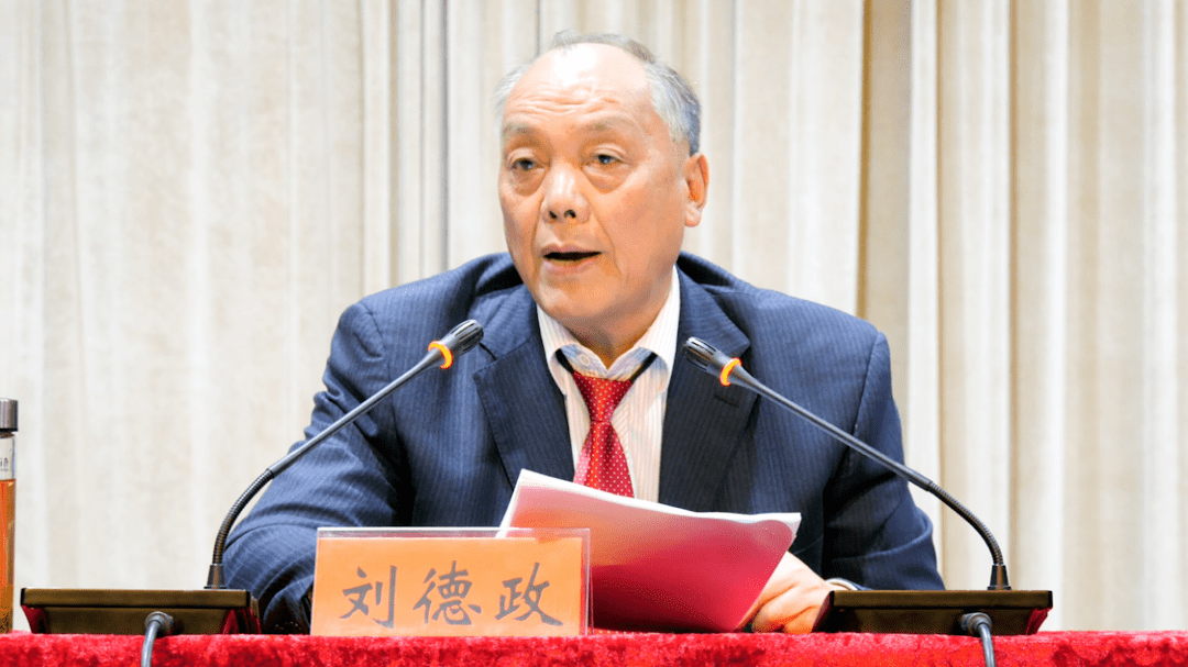 在当天下午的读书班上,襄阳市原巡视员,市老年大学校长刘德政同志围绕