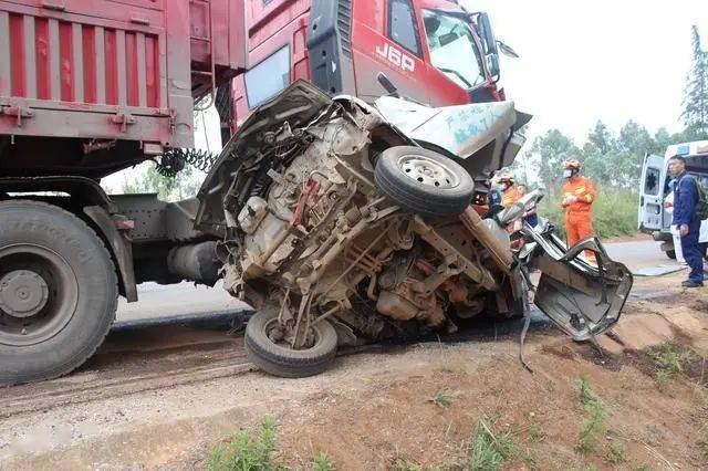 重型車碾壓麵包車推行741米3人慘死司機逃逸處理結果