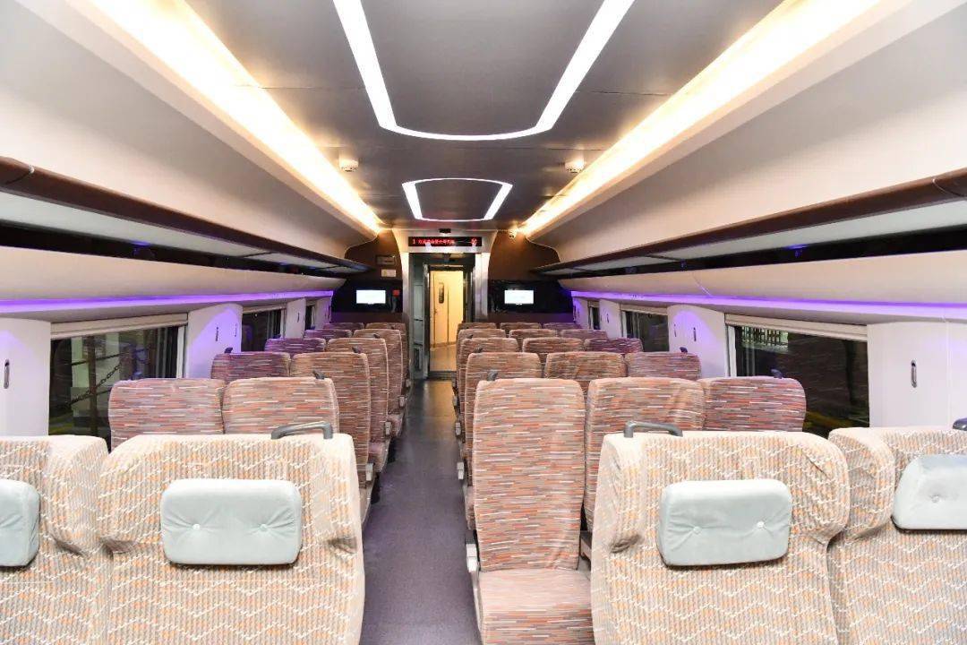 复兴号竟然开进了河南一高校校园