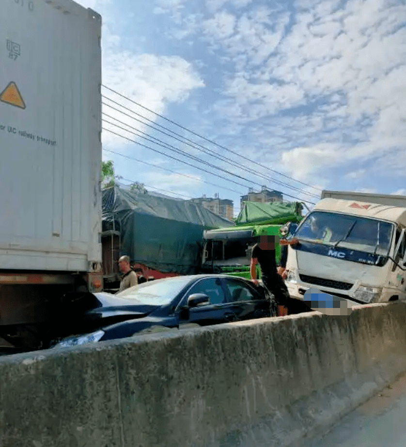 国道324线普宁云落寒妈路段多车追尾