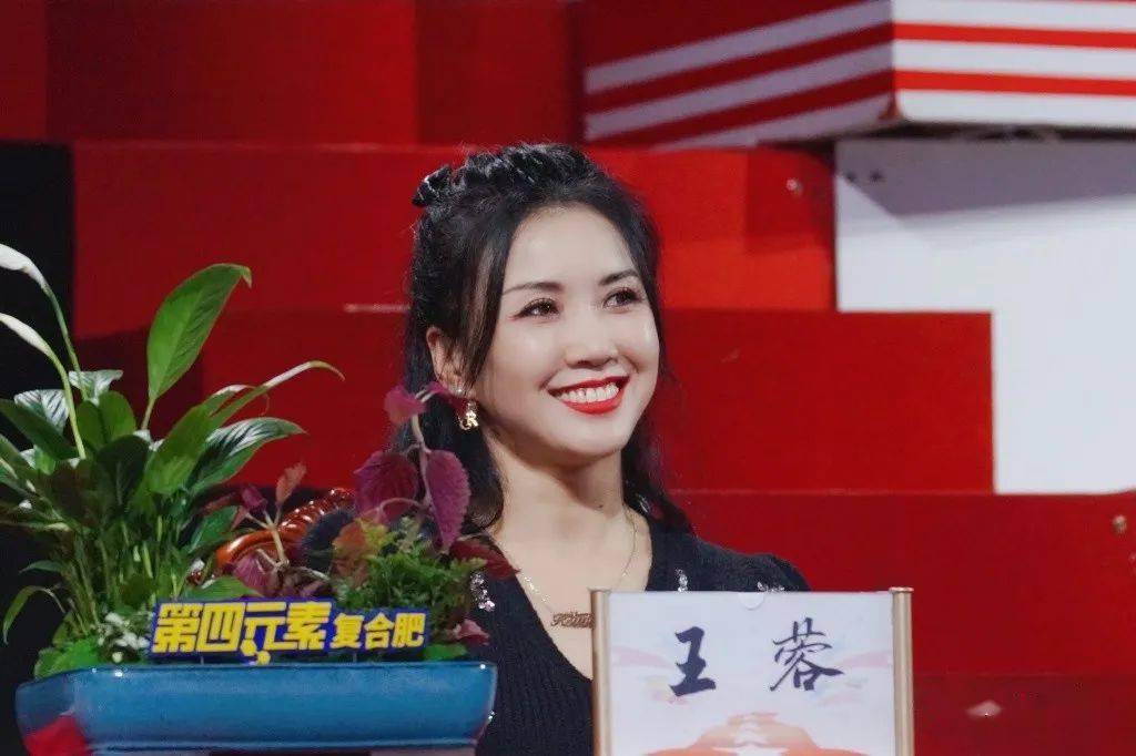 王蓉上央视美得惊艳罕见穿露脐装配直筒裤跳舞女团身材太抢镜