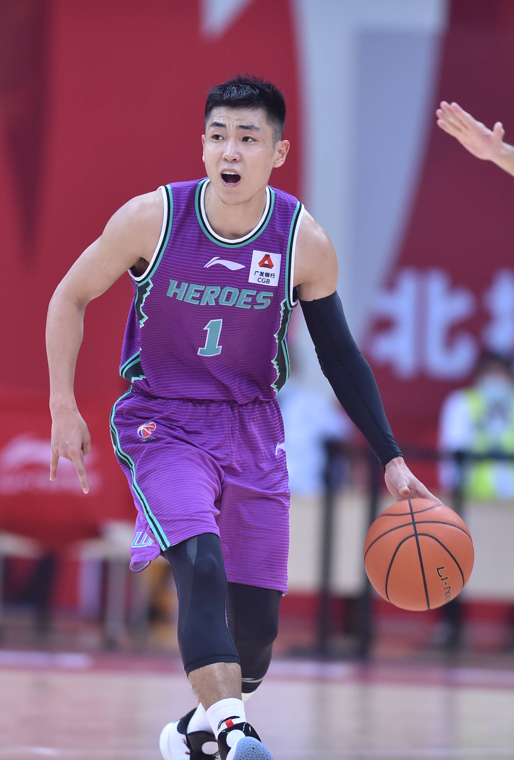 10月19日,山东西王队球员高诗岩在比赛中指挥队友.