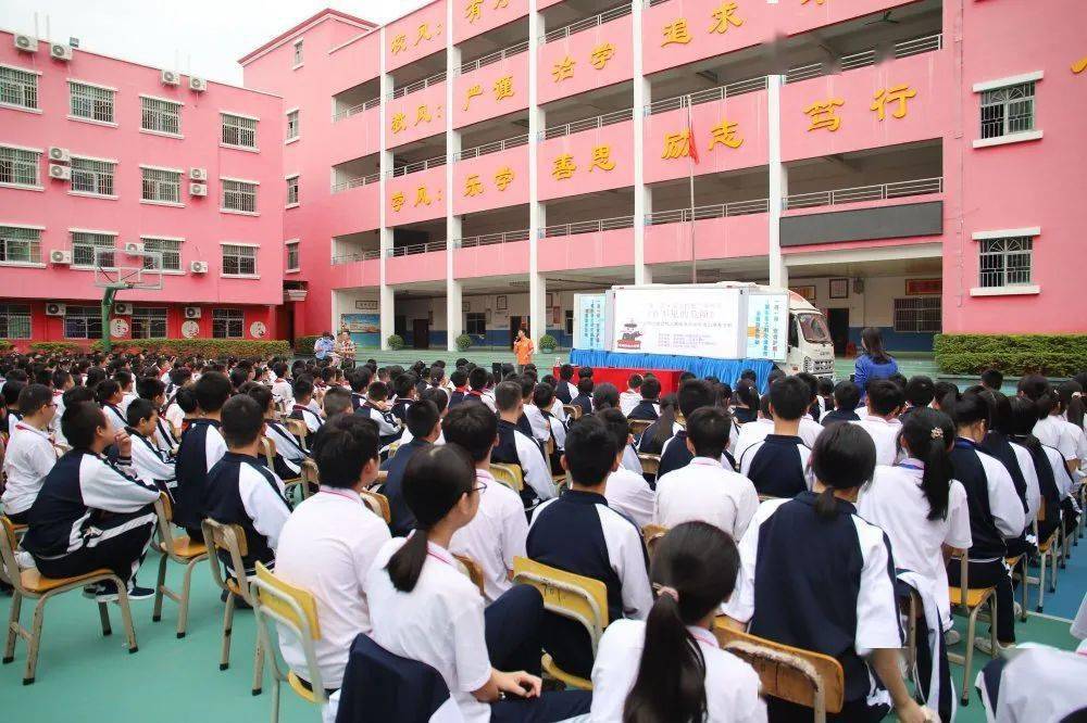 "一盔一带·安全护航"系列之《看不见的危险》文明交通宣传志愿服务活