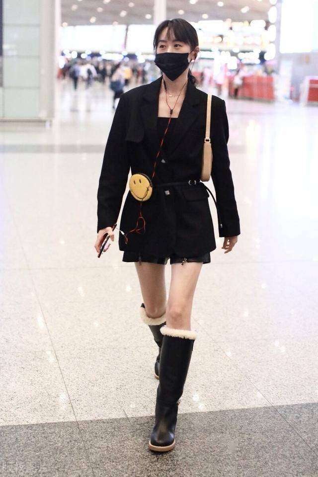 袁冰妍穿黑色小西装搭配中筒靴现身,刘海随风飘动很可爱