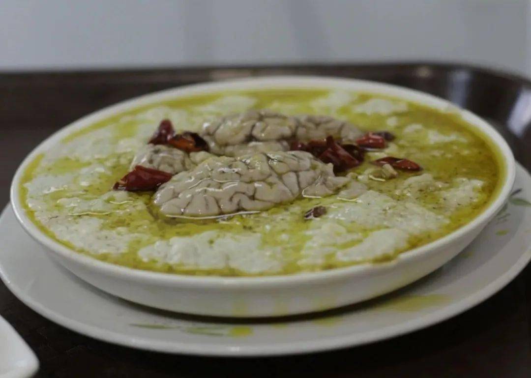 臭豆腐和羊脑一块大火猛蒸,上桌前再泼上一勺菜油爆香,镇店的臭豆腐在