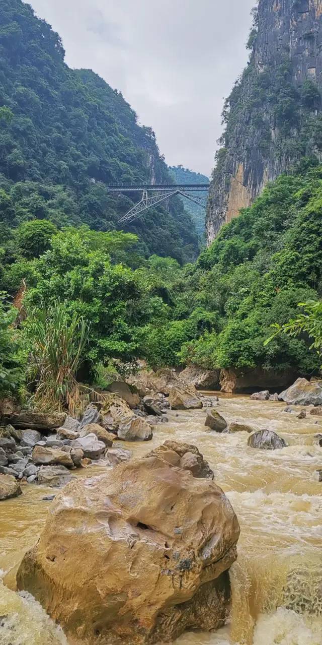 越鐵路雲南段有隧道158座,橋樑425座,有的兩端緊接隧道,下臨萬丈深澗