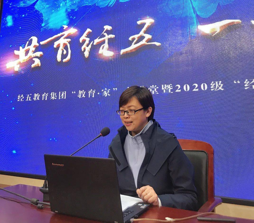 李丽主任与家长们交流02学校特别邀请到五年级二班家委会会长韩娟老师