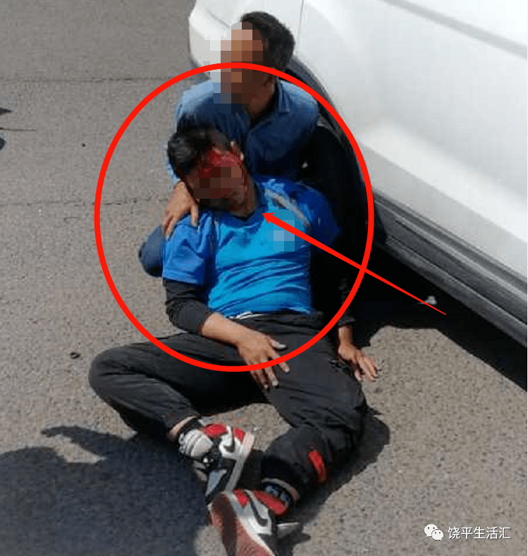 黄冈某路段与一辆小车相撞车祸,据当时饶友爆料,外卖骑手小哥头部受伤