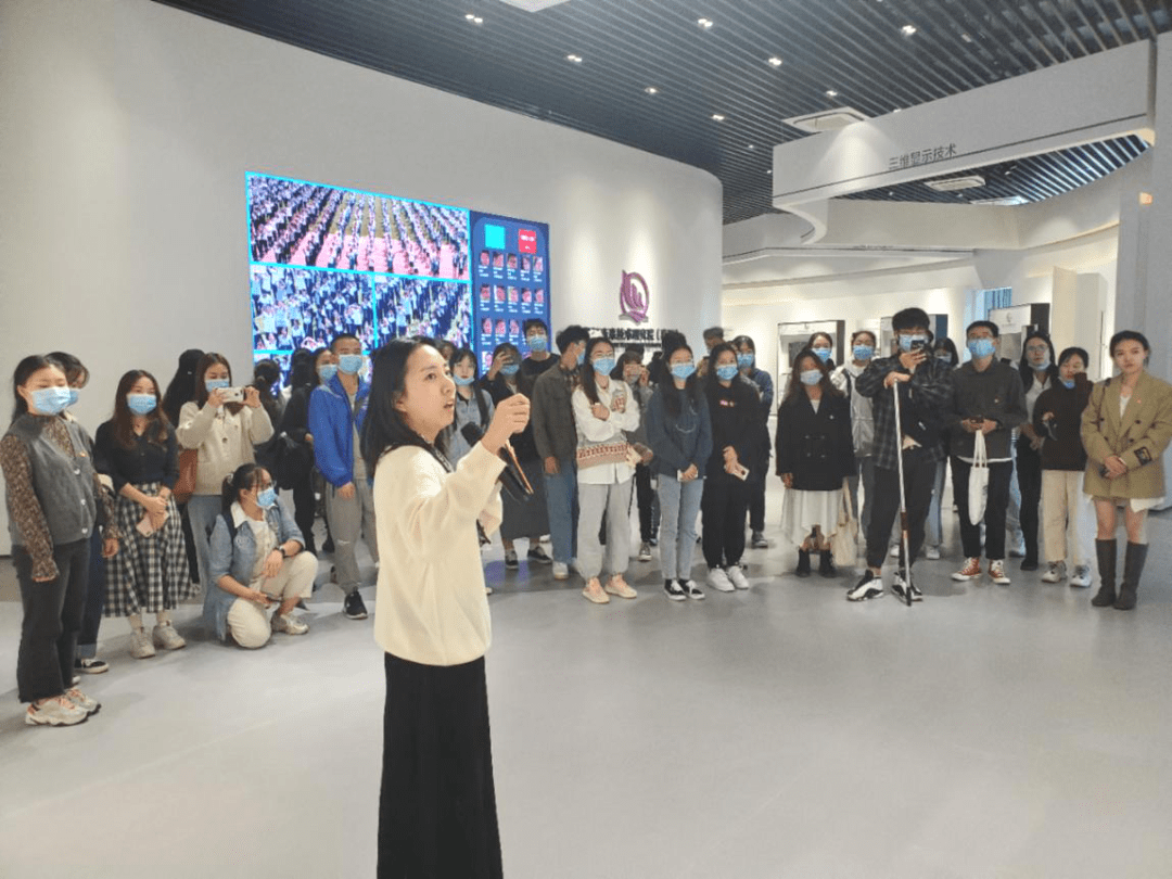 副书记孔金峰,与浙江省新世纪人才学院丽水分院的学员们一同考察参观