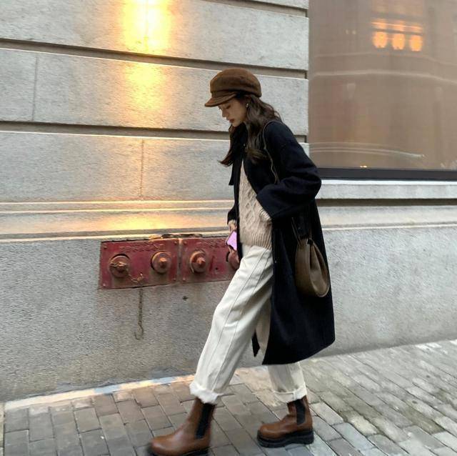 像这款棕色的短靴,和"老爹裤"的组合可以直接地延长身材线条,起到一个