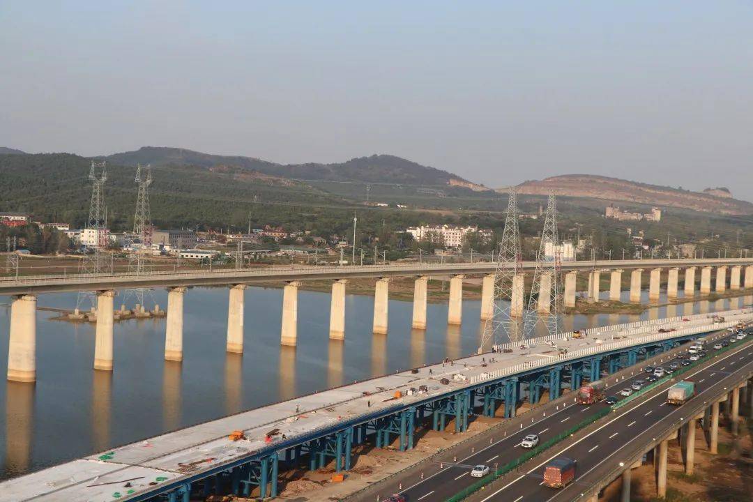 板全部浇筑完成,标志着引江济淮s12高速淮河四号桥项目保通桥全线贯通