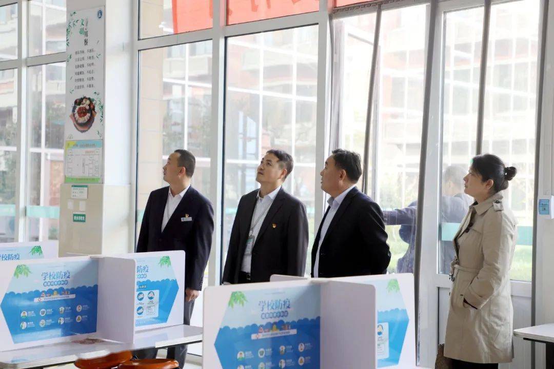 高新区教体局局长高一鸣一行到长清湖实验学校考察调研