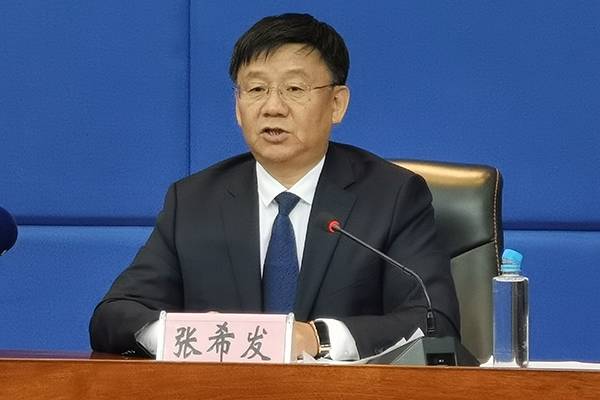 林甸县委副书记,县长张希发回答记者提问.