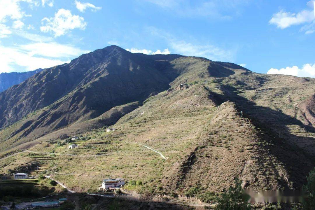 距今3000年德钦县阿东村发现两处石棺墓