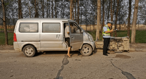 面包车着急回家行至夏邑一村庄路口时酿车祸
